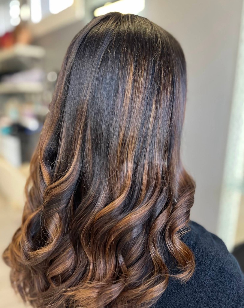 Balayage castano caramello con onde volumizzate