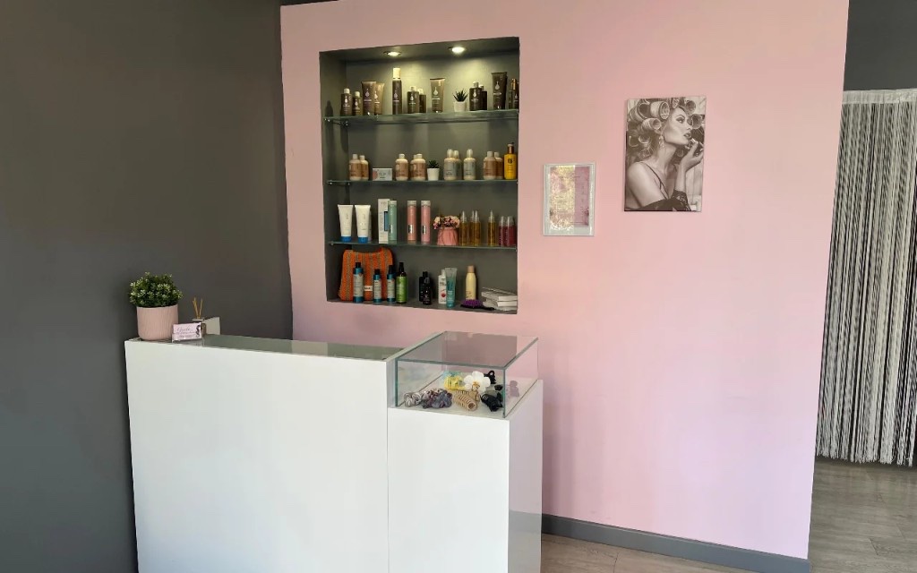 Reception e vetrina prodotti di Giada Parrucchieri