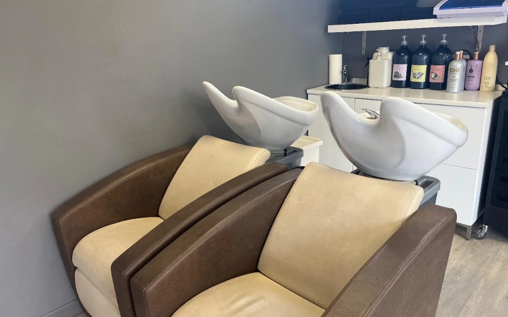 Area lavaggio del salone con poltrone e prodotti professionali
